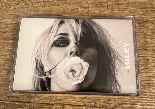 Miley Cyrus : Bass Persuades (Cass, Album)