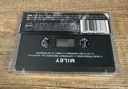 Miley Cyrus : Bass Persuades (Cass, Album)